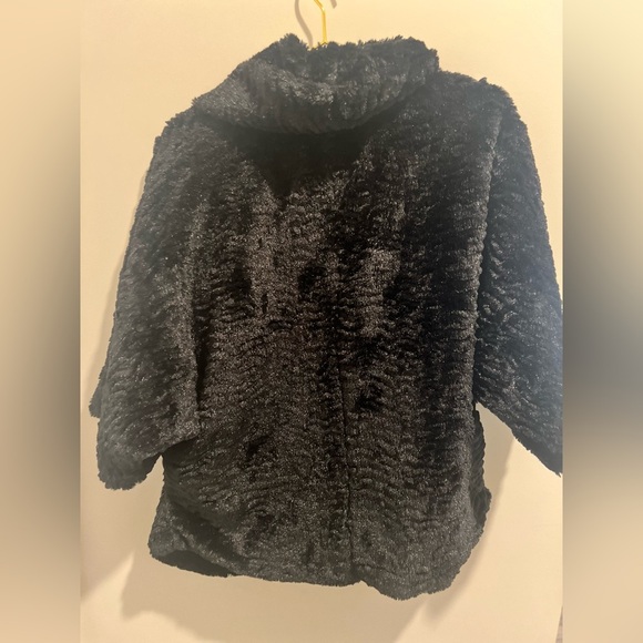 Black Faux Fur Shawl Jacket w/ half sleeve. - Picture 7 of 7